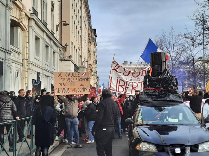 Fransa'da aşı karşıtı protestolarına polis müdahale etti