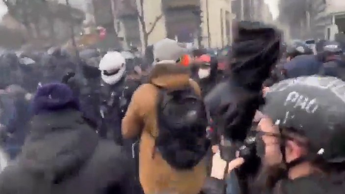 Fransa'da aşı karşıtı protestolarına polis müdahale etti