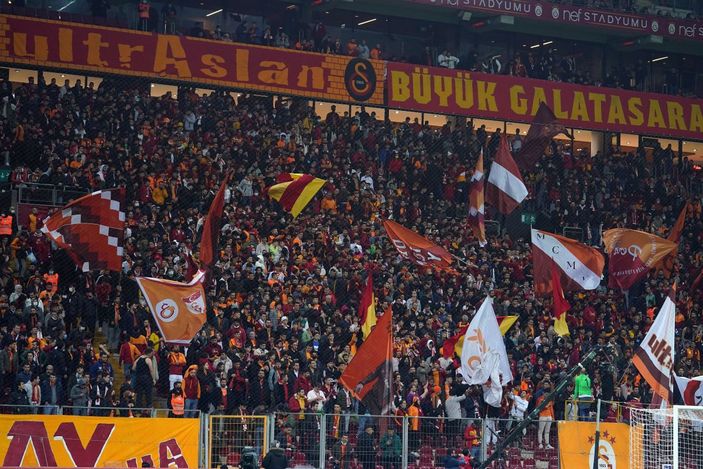 i Galatasaray taraftarından yönetime tepki