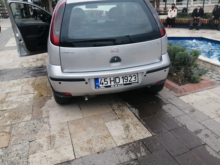 Denizli'de otomobiliyle trafik ışıklarını söküp götürdü