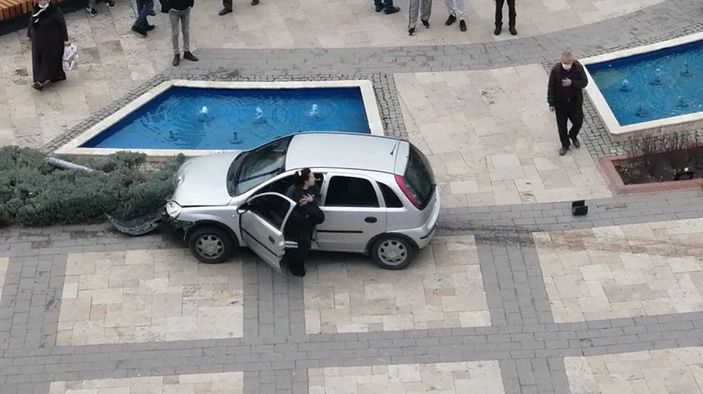 Denizli'de otomobiliyle trafik ışıklarını söküp götürdü