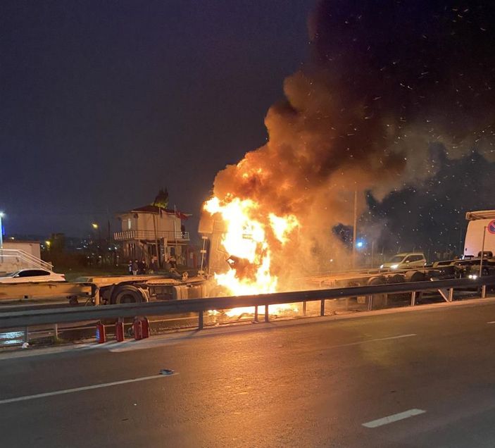 i Beylikdüzü’nde işçi servisine çarpmamak için manevra yapan tır, başka bir tıra çarptı
