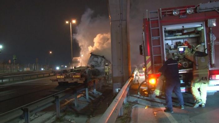 i Beylikdüzü’nde işçi servisine çarpmamak için manevra yapan tır, başka bir tıra çarptı