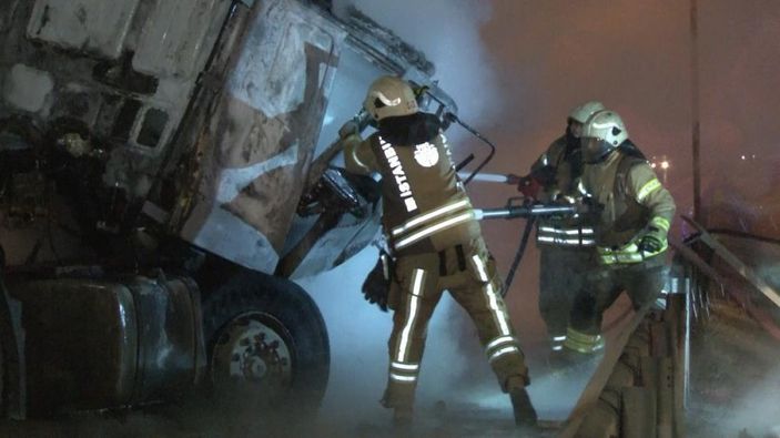 i Beylikdüzü’nde işçi servisine çarpmamak için manevra yapan tır, başka bir tıra çarptı