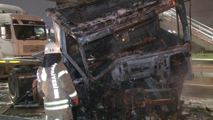 i Beylikdüzü’nde işçi servisine çarpmamak için manevra yapan tır, başka bir tıra çarptı