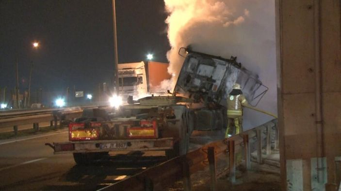 i Beylikdüzü’nde işçi servisine çarpmamak için manevra yapan tır, başka bir tıra çarptı