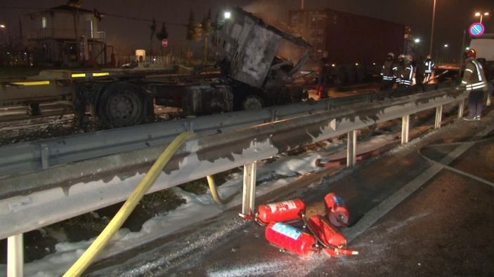 i Beylikdüzü’nde işçi servisine çarpmamak için manevra yapan tır, başka bir tıra çarptı