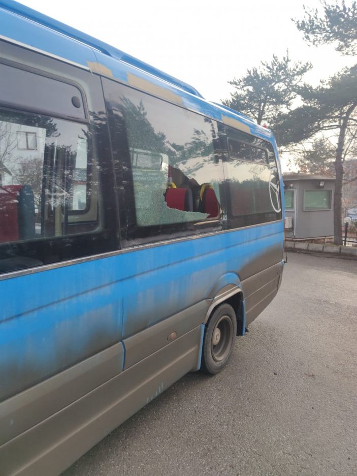 Bolu'da taksici öğrenci taşıyan dolmuşa silahla saldırdı