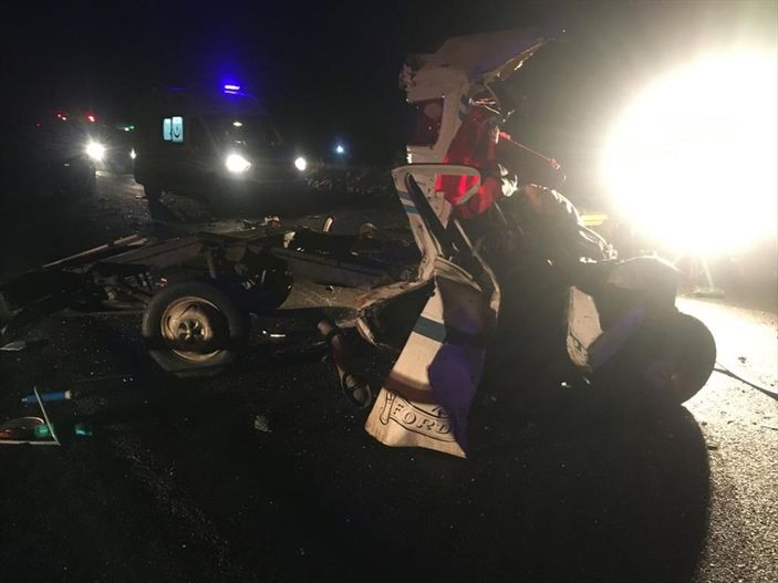 a Sivas'ta yolcu otobüsü ile kamyonet çarpıştı: 2 ölü 19 yaralı