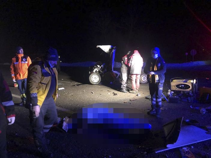 a Sivas'ta yolcu otobüsü ile kamyonet çarpıştı: 2 ölü 19 yaralı