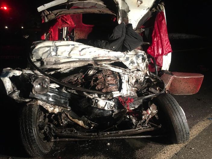 a Sivas'ta yolcu otobüsü ile kamyonet çarpıştı: 2 ölü 19 yaralı