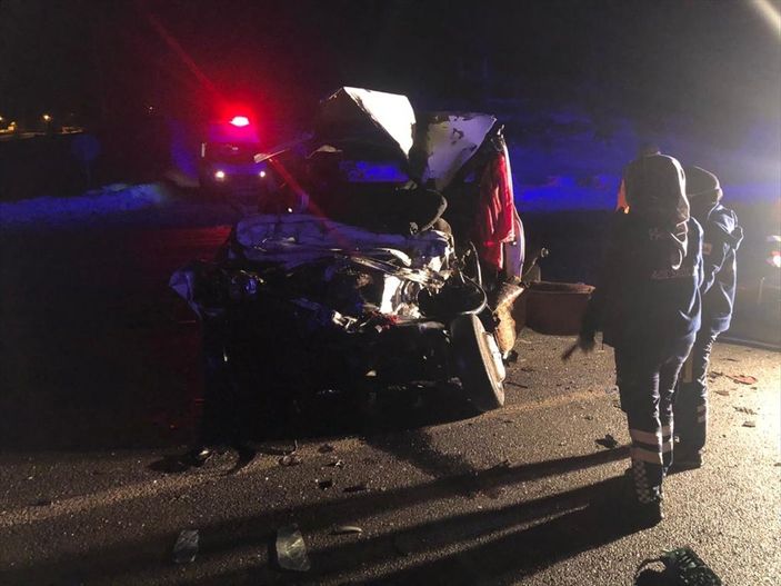 a Sivas'ta yolcu otobüsü ile kamyonet çarpıştı: 2 ölü 19 yaralı