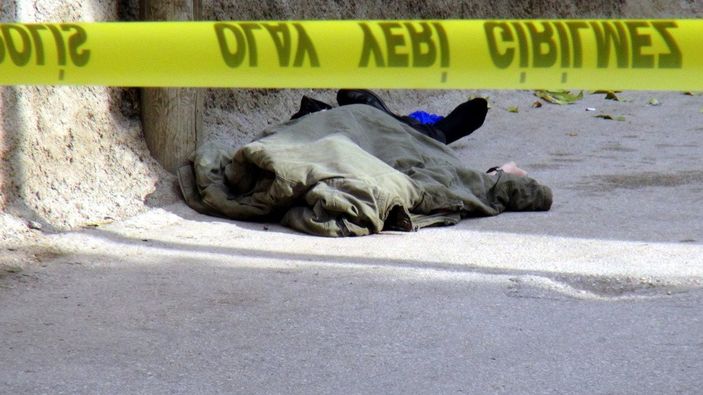 d Adana’da uyuşturucudan ölen oğlunu görünce fenalık geçirdi