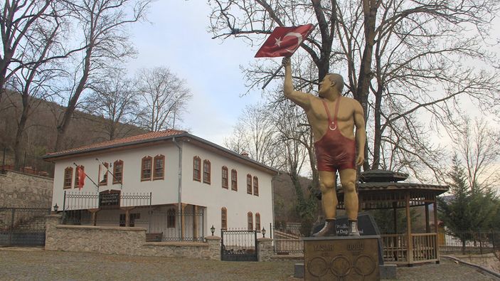 a Türk güreşinin babası Yaşar Doğu, ölüm yıl dönümünde anılıyor