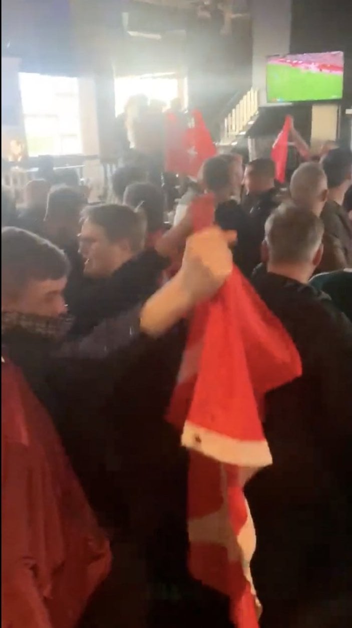 Hull City taraftarları maçı Türk bayraklarıyla takip etti