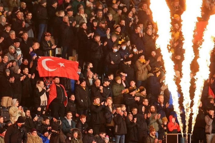 Hull City taraftarları maçı Türk bayraklarıyla takip etti
