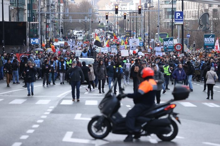 Brüksel'de zorunlu aşı karşıtları gösteri düzenledi