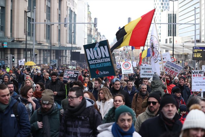 Brüksel'de zorunlu aşı karşıtları gösteri düzenledi
