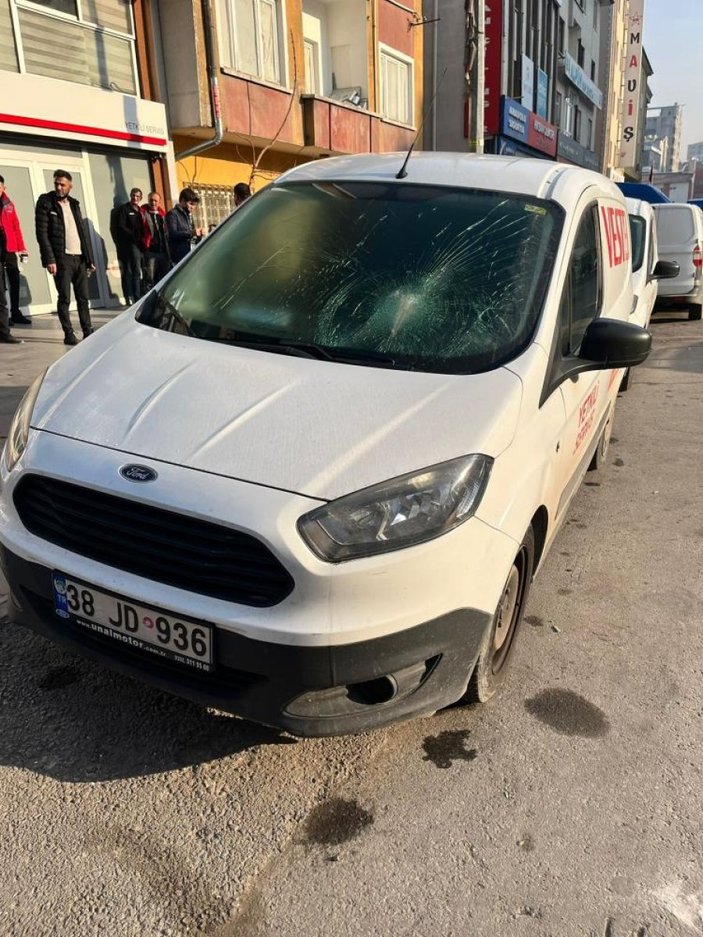 Kayseri'de bir kişi, park halindeki araçların camlarını kırdı