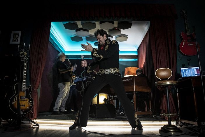 Müzik tutkunu diş hekimi, stüdyosunda Elvis Presley şarkılarını seslendiriyor