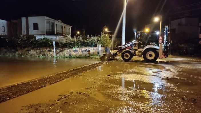 A Muğla'da sağanak su baskınlarına yol açtı