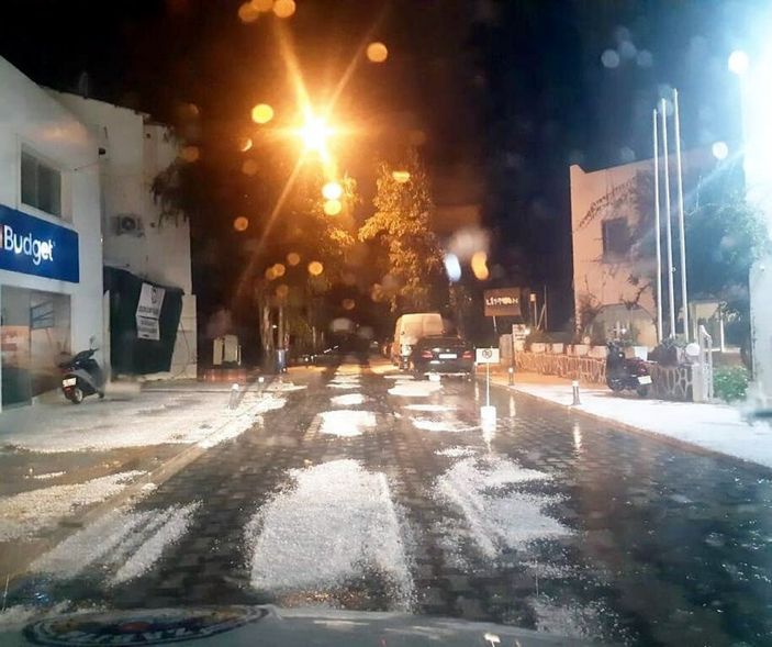 d Muğla'da sağanak su baskınlarına yol açtı