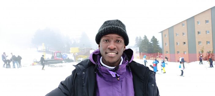 i Uludağ'a gelen Afrikalı öğrencinin kar sevinci