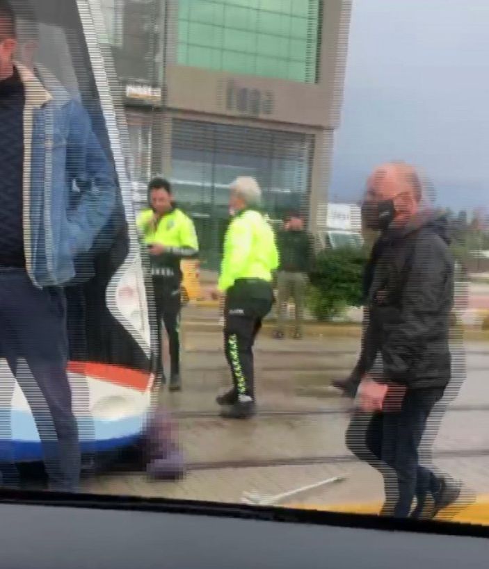 Antalya’da kadın, tramvayın altında kaldı