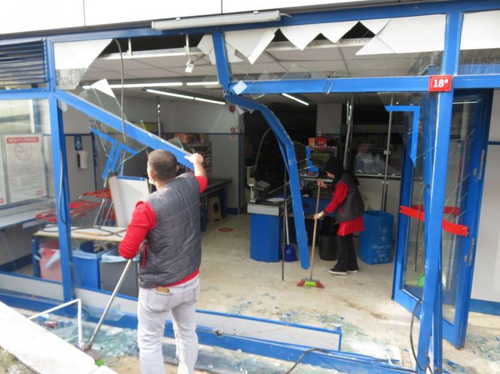 d Ataşehir’de, geri kayan otomobil markete girdi