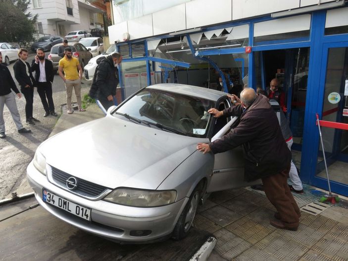 d Ataşehir’de, geri kayan otomobil markete girdi