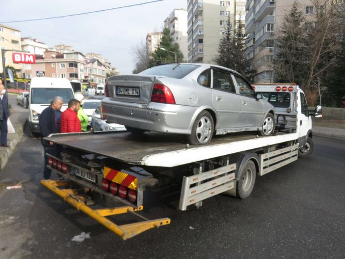d Ataşehir’de, geri kayan otomobil markete girdi