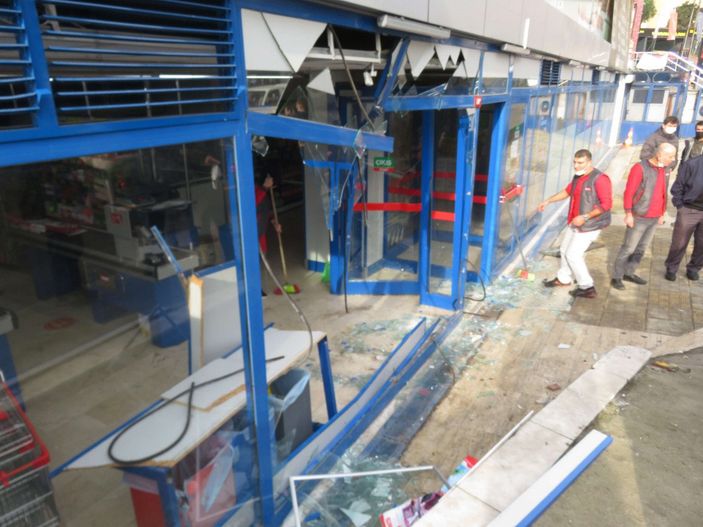 d Ataşehir’de, geri kayan otomobil markete girdi