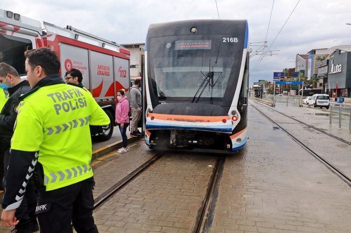 Antalya’da kadın, tramvayın altında kaldı