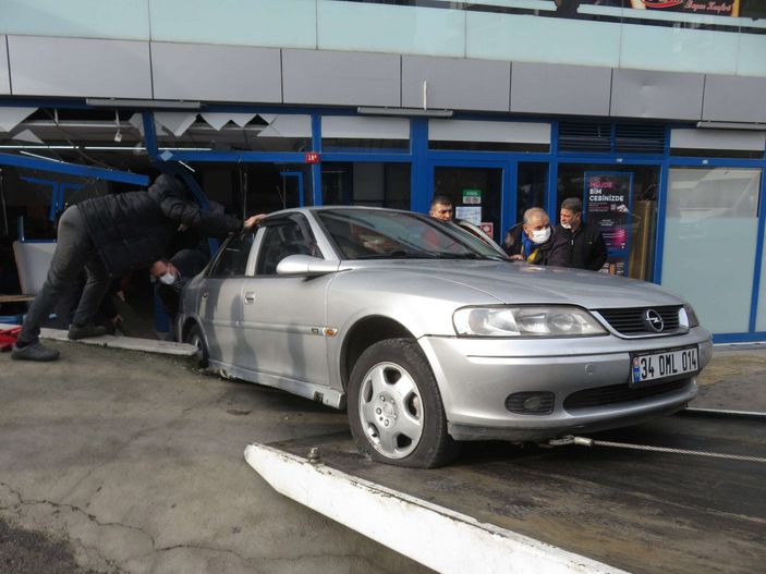 d Ataşehir’de, geri kayan otomobil markete girdi