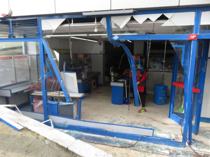 d Ataşehir’de, geri kayan otomobil markete girdi