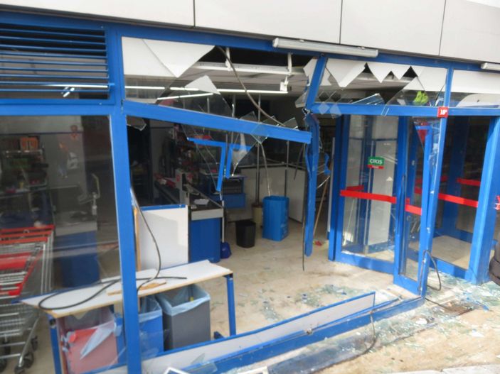 d Ataşehir’de, geri kayan otomobil markete girdi