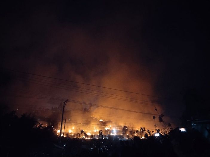 i Bangladeş’te Arakanlı Müslümanların yaşadığı kampta yangın