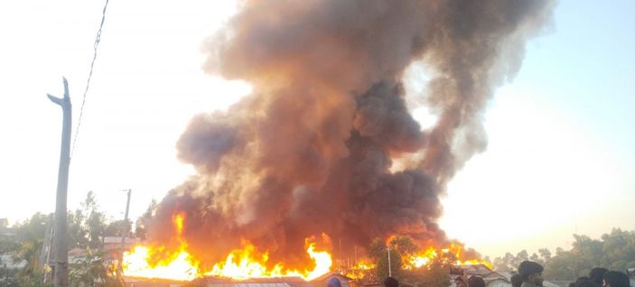 i Bangladeş’te Arakanlı Müslümanların yaşadığı kampta yangın