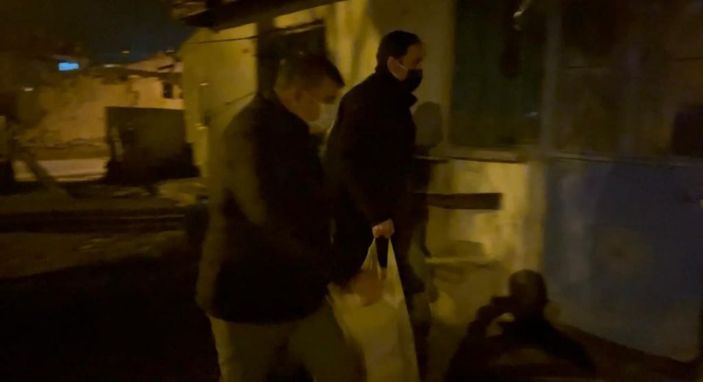 Afyonkarahisar'da evlerin kapısına erzak bırakan kişi kaymakam çıktı