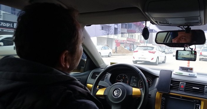 Düzce’de, taksi şoförünün kendisine yol veren sürücüye teşekkürü