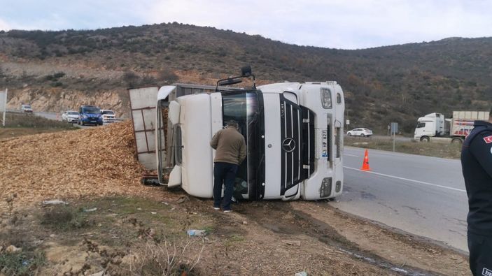 Bursa'da tır devrildi: 20 ton talaş yola saçıldı