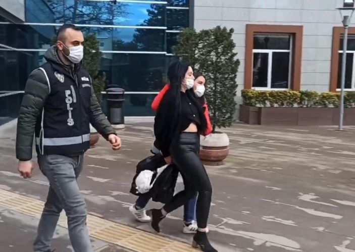 Bursa’da, canlı yayın açıp uyuşturucu kullanan 2 kişi yakalandı