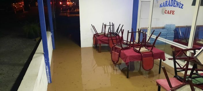 A Muğla'da sağanak su baskınlarına yol açtı