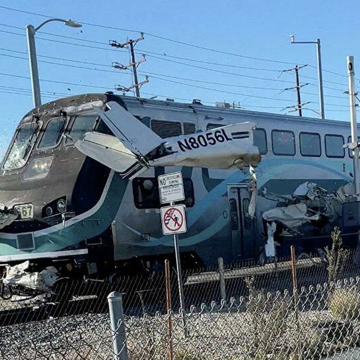 ABD'de tren, uçağa çarptı