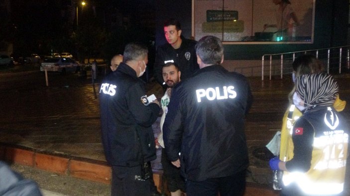 Adana'da polisten kaçarken sinyalizasyon direğine çarpıp takla attılar