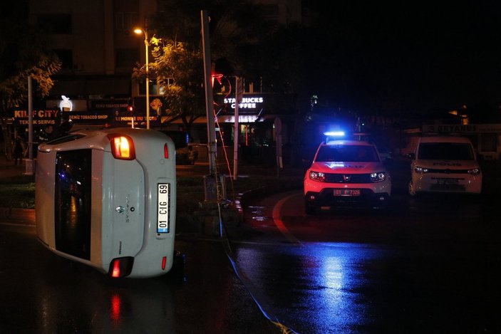 Adana'da polisten kaçarken sinyalizasyon direğine çarpıp takla attılar