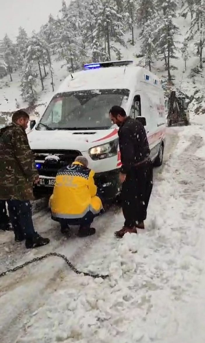Adana'da kazaya yetişirken karlı yola takılan ambulansa çiftçi yardımı