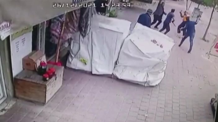 Adana'daki dayakçı kocaya yapılan linç girişimi kamerada