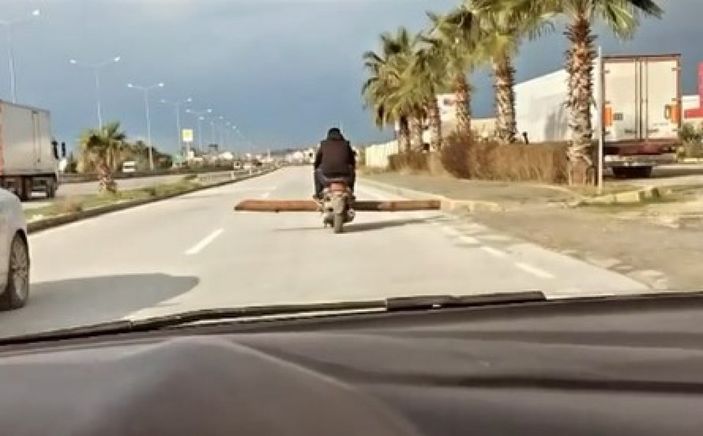 Antalya'da motosikletinde tomruk taşıyan sürücü kamerada