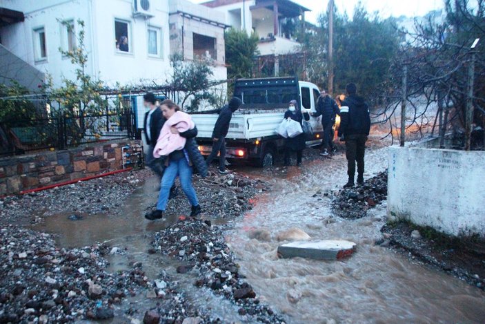 Bodrum'da sel faciası: Evleri su bastı